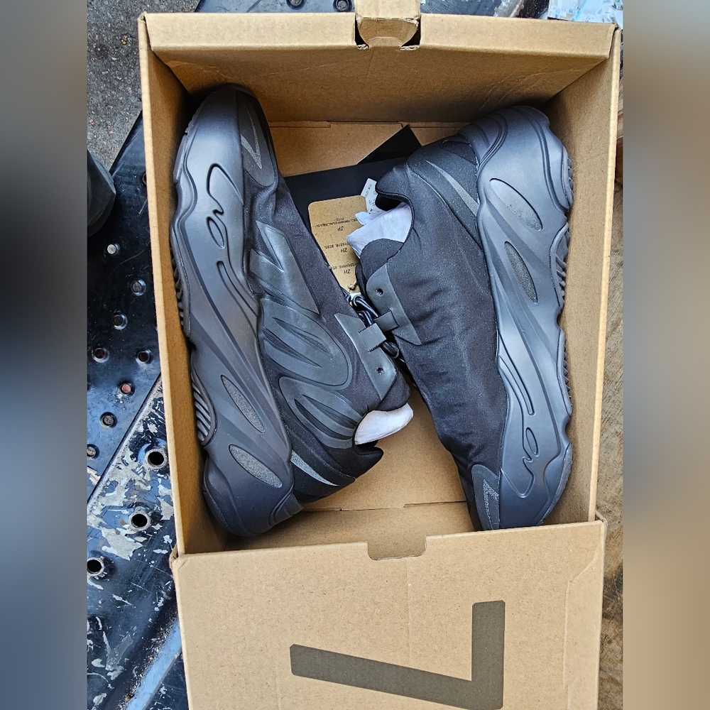 700 MNVN Adidas